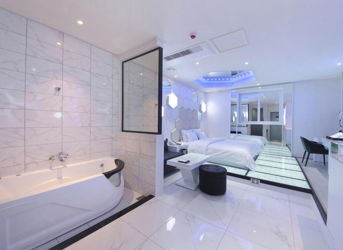 Wj Hotel Pool House Wonju Ngoại thất bức ảnh